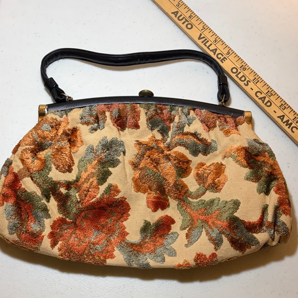 Elegant Floral Tapestry Clutch
